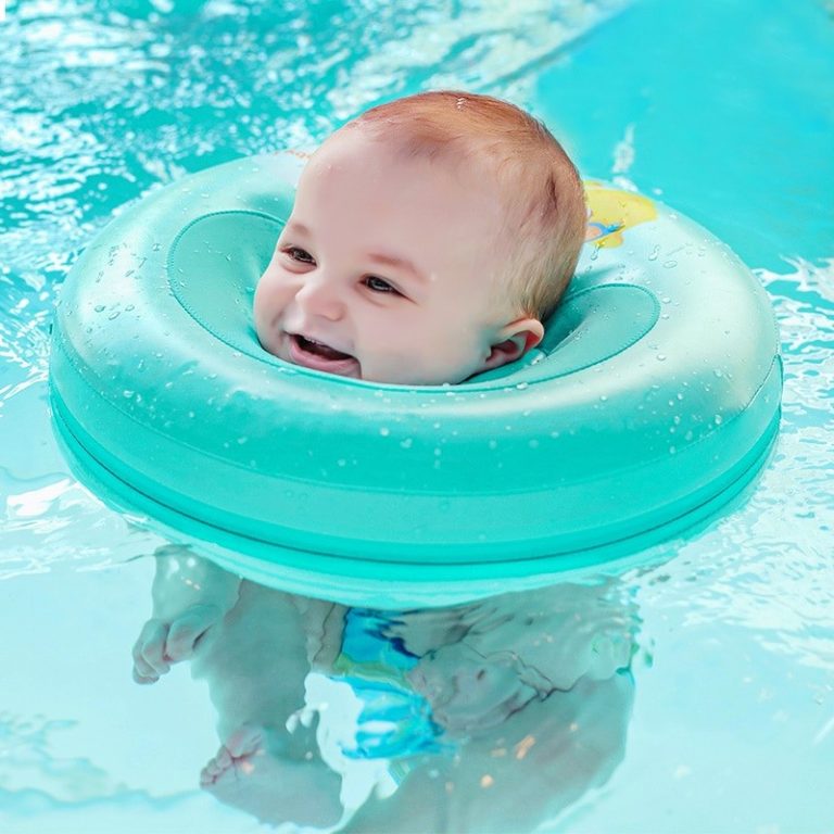 Βρέφος στη βρεφική κολύμβηση σε πισίνα — Baby Swimming