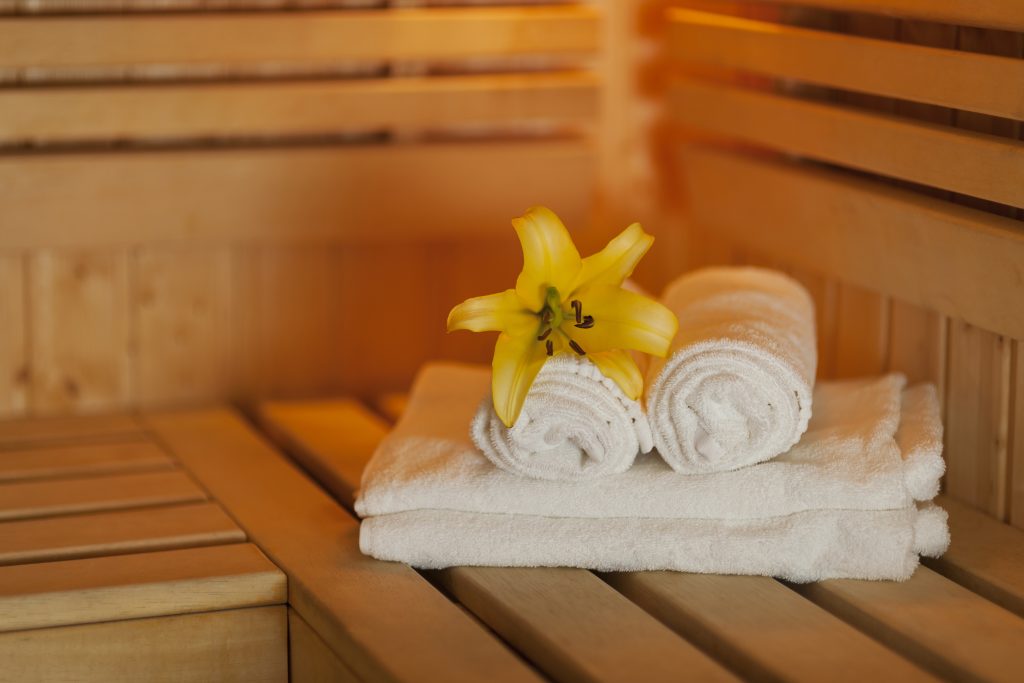 Καθαρές πετσέτες με λουλούδι σε χώρο spa