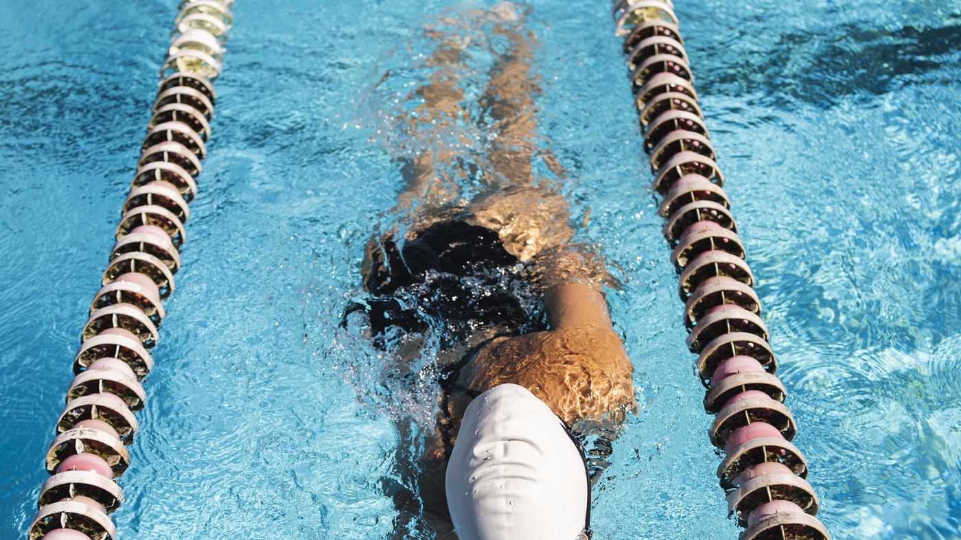 Sportovní vybavení do bazénu – plavec na závodní dráze